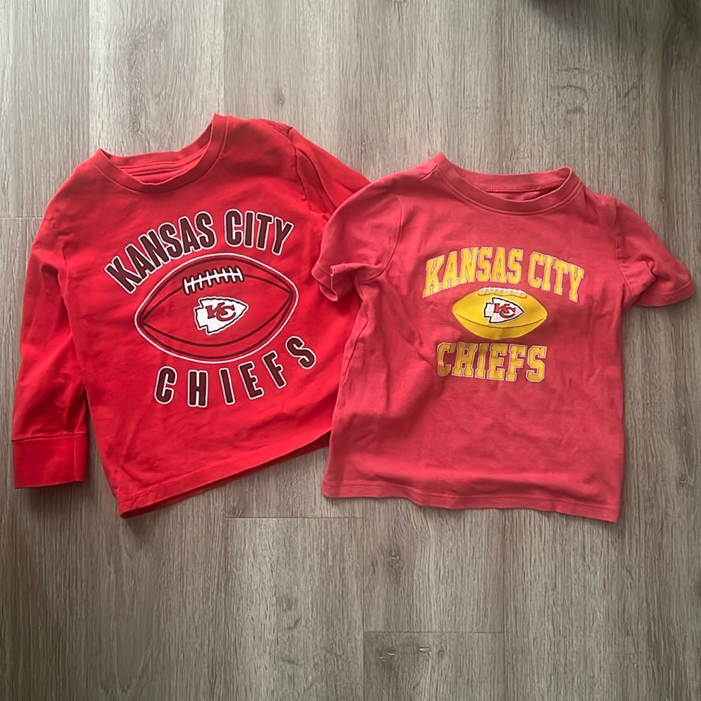 2 Kansas City chiefs shirts 4T ❤️💛